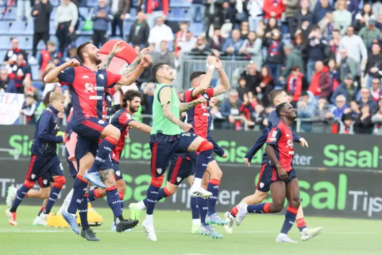 Cagliari- Monza, giocatori sotto la curva