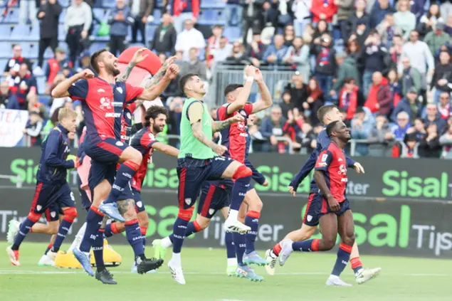 Cagliari- Monza, giocatori sotto la curva
