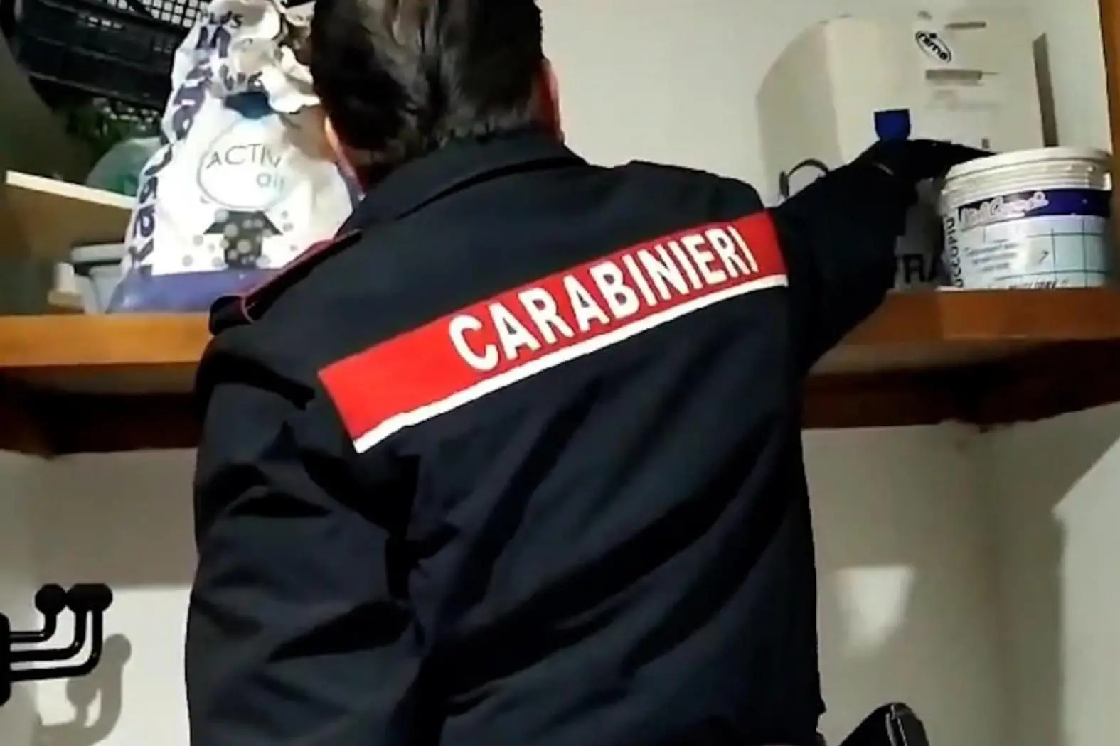 Il frame di un video dei Carabinieri che mostra un momento dell'operazione che ha consentito di sgominare una banda italo-albanese dedita al traffico internazionale di droga (foto Ansa)