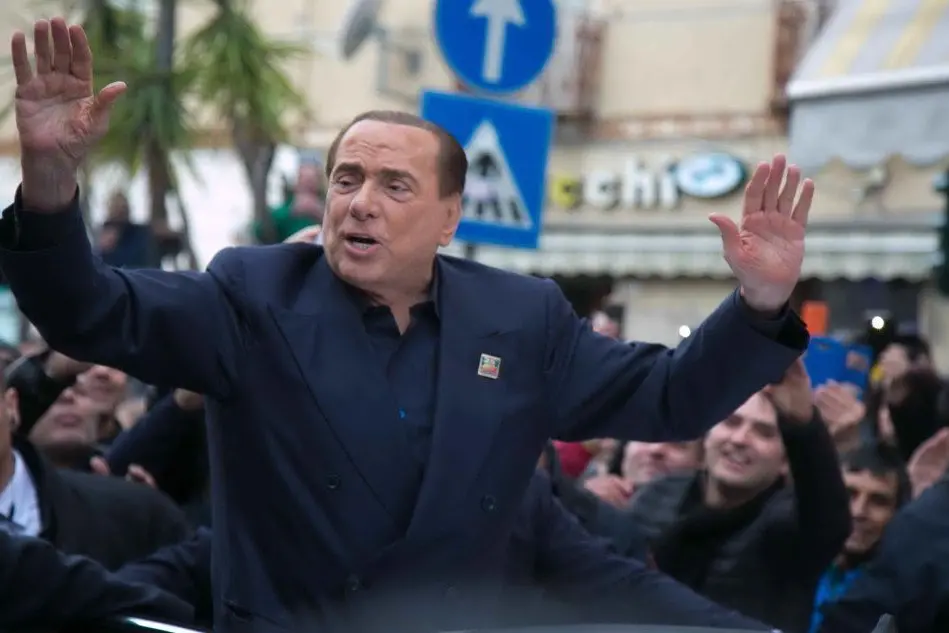 Silvio Berlusconi davanti al bar Mariuccia a Pirri (Ansa)