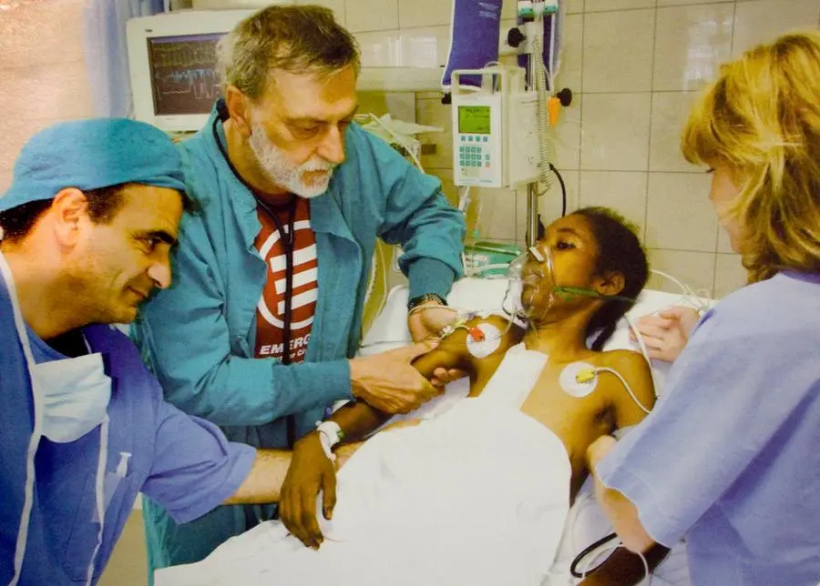 Gino Strada in un ospedale di Emergency (foto archivio L'Unione Sarda)