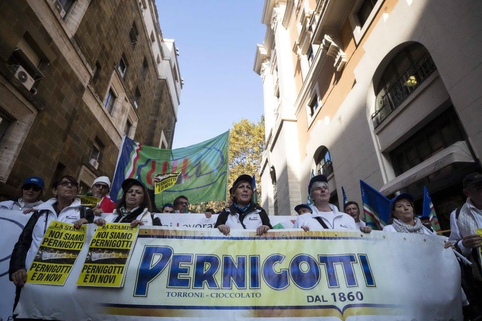 I lavoratori della Pernigotti durante una manifestazione (Ansa)
