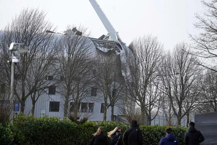Un tetto danneggiato in Olanda (Ansa)