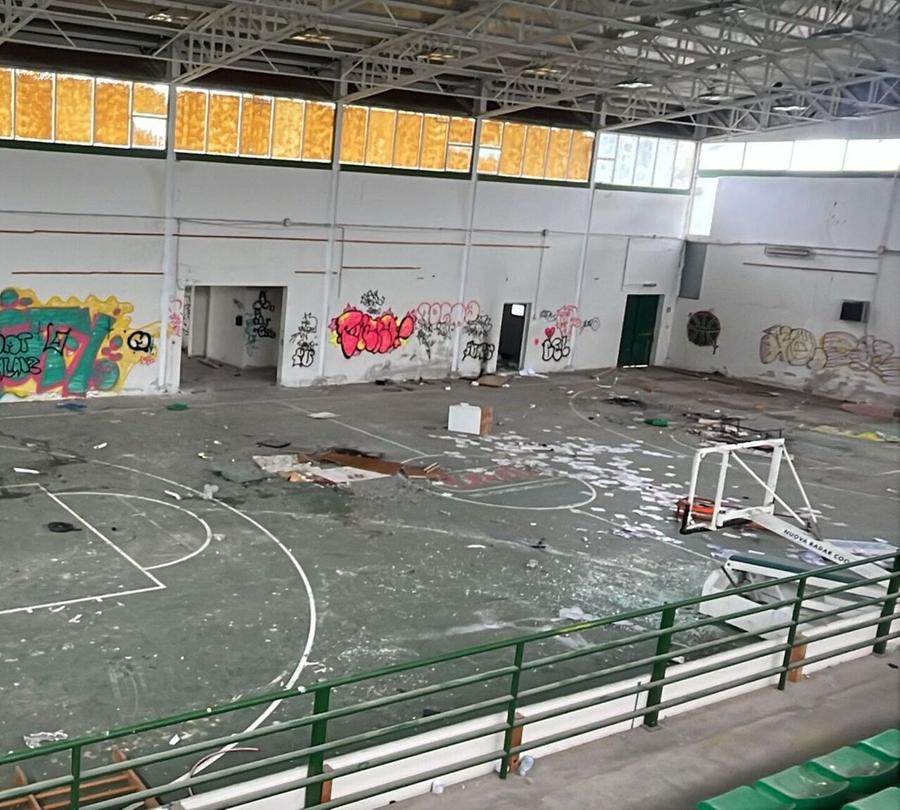 Palazzetto devastato dai vandali