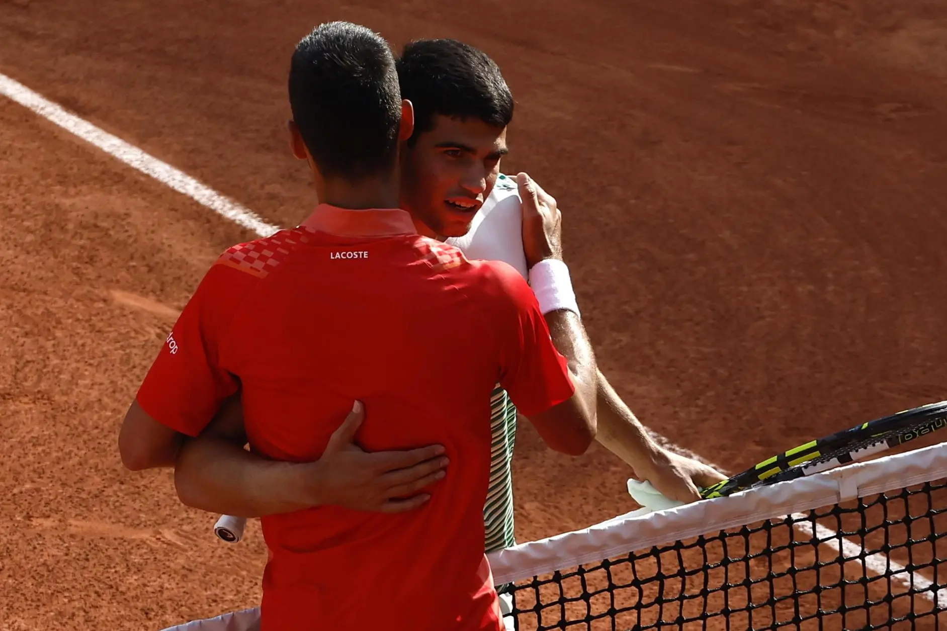 Djokovic e Alcaraz al termine del match (foto Ansa)