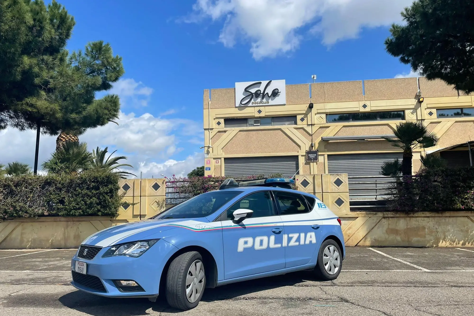 La polizia davanti al locale