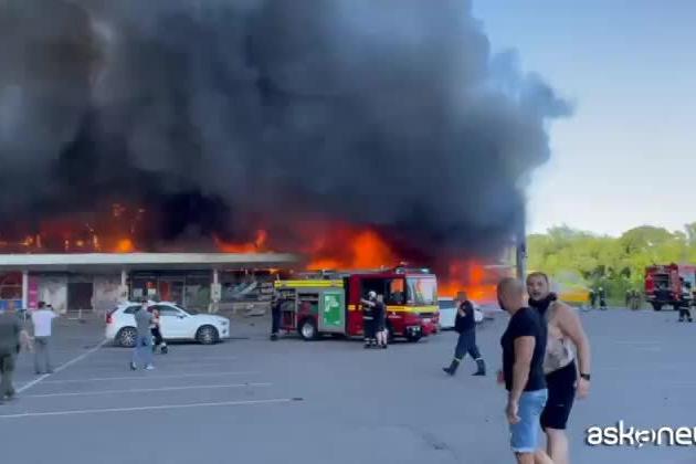 Missile colpisce un centro commerciale nel centro dell'Ucraina