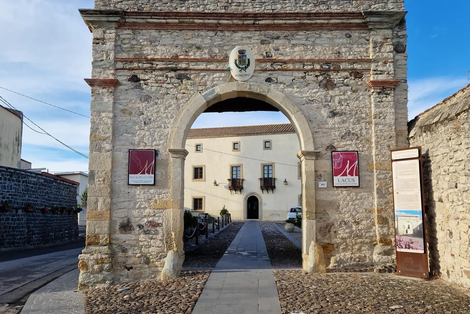 L'ingresso del municipio di Masullas (foto concessa)