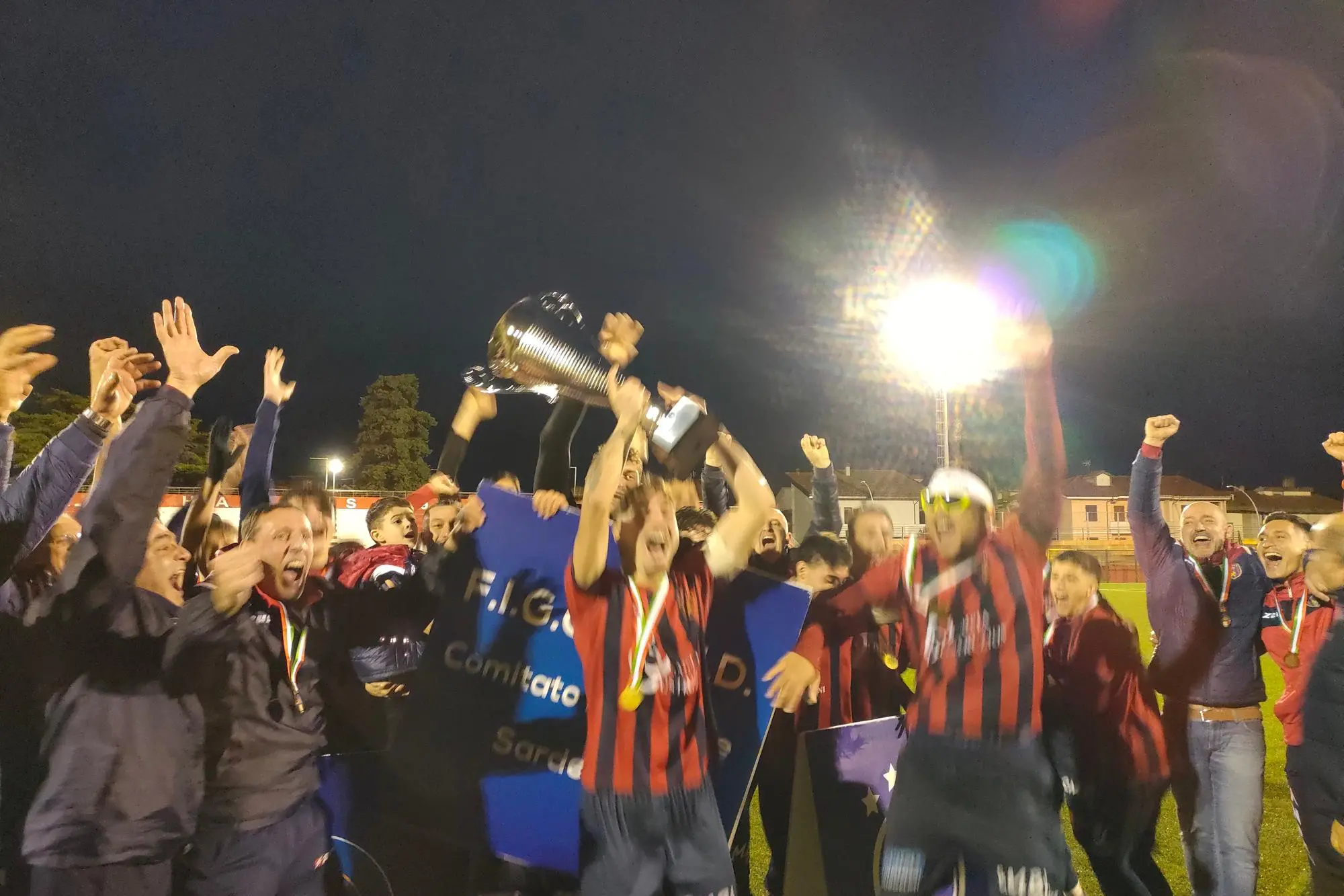 L'Iglesias festeggia la vittoria dell'ultima Coppa Italia di Eccellenza (foto Giacomo Pala)