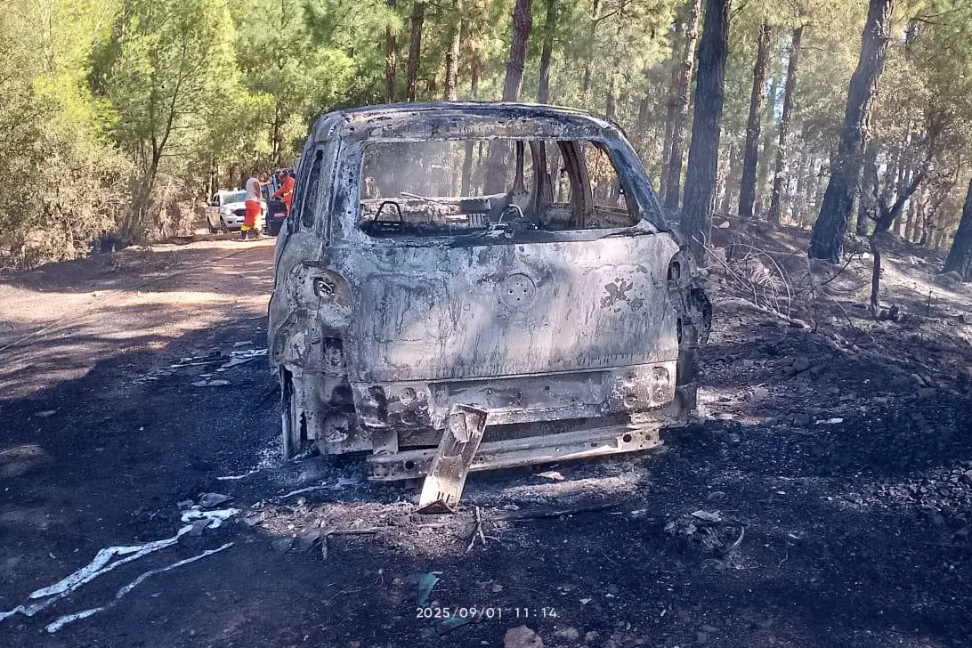 Una delle auto usate per l'assalto al furgone portavalori a Sant'Andrea Frius e ritrovate bruciate in un bosco a Donori