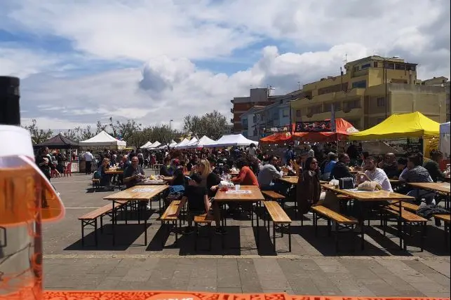 Street Food in piazza Eroi dell'Onda (foto Pala)