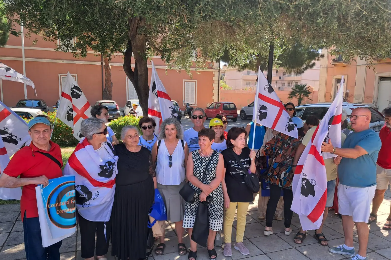 Alcuni dei manifestanti dei comitati anti-speculazione energetica riuniti in piazza San Bartolomeo (foto Carta)