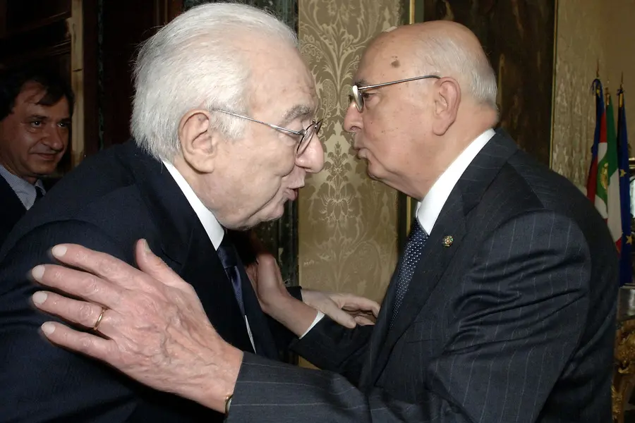 Il  Presidente della Repubblica Giorgio Napolitano saluta Francesco Cossiga