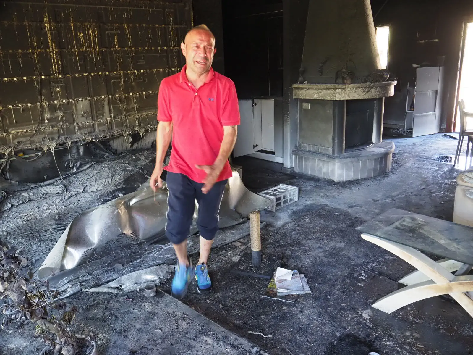 Battista Manis nella sua casa incendiata (Chergia)