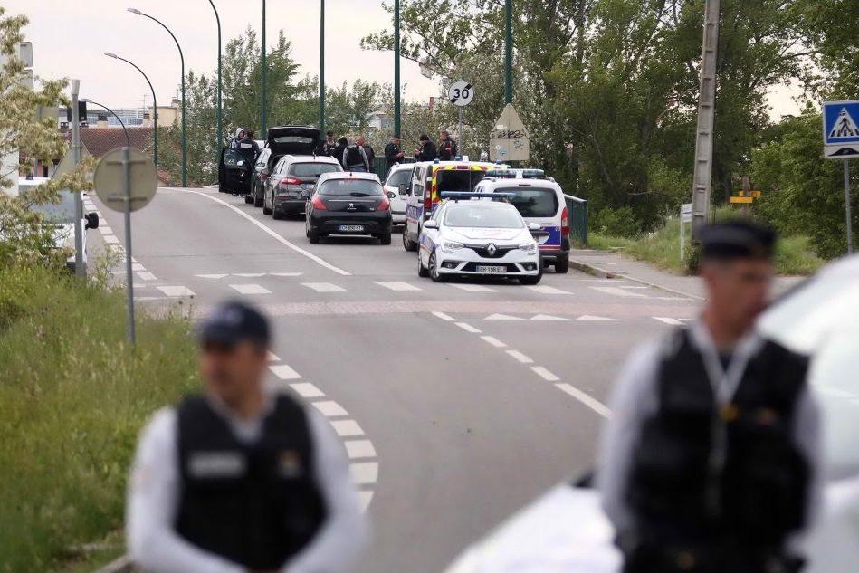 Tolosa, 17enne sequestra 4 donne in un bar: rilasciate