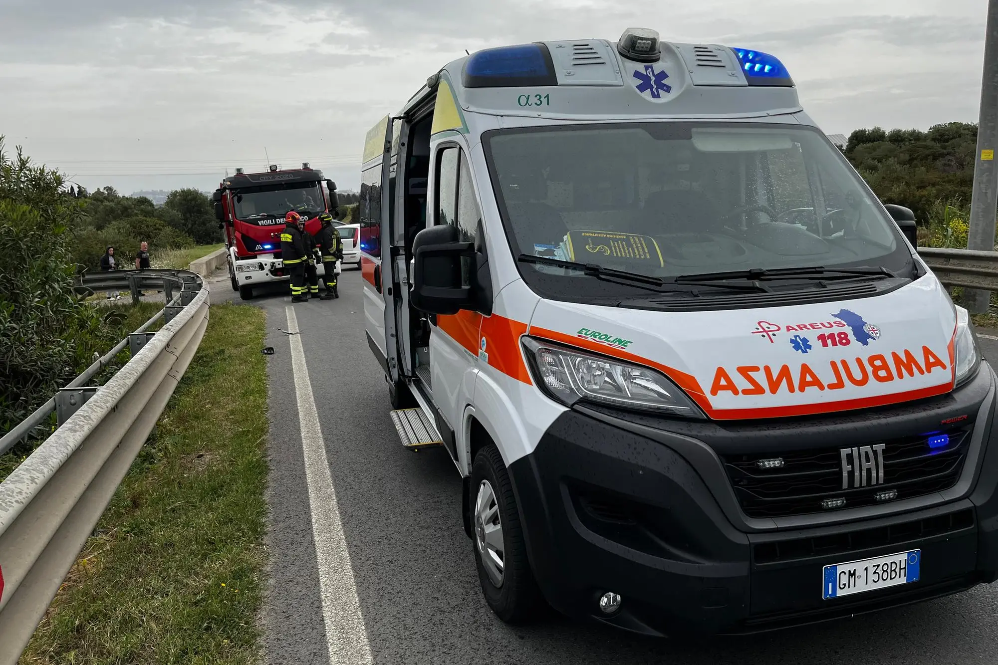 Un intervento di ambulanza e vigili del fuoco (archivio)