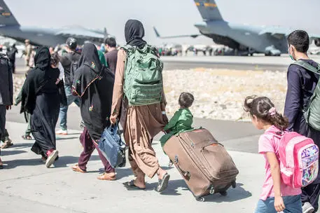 Famiglie in partenza da Kabul (Dipartimento Difesa Usa, via Ansa)