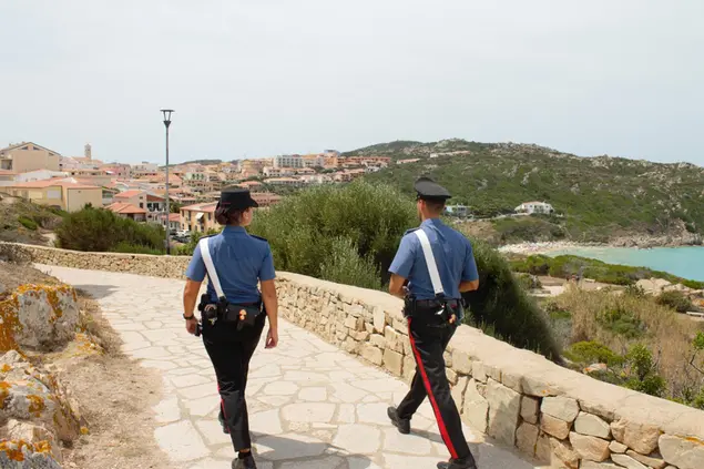 Tenta di lanciarsi dal balcone, salvato dai carabinieri a Santa Teresa Gallura (foto carabinieri)