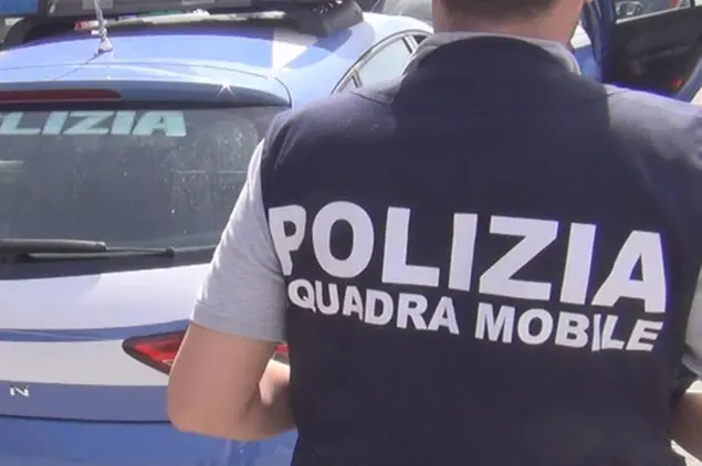 Squadra mobile (foto Ansa)