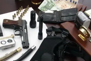 L'armamentario trovato addosso al bandito