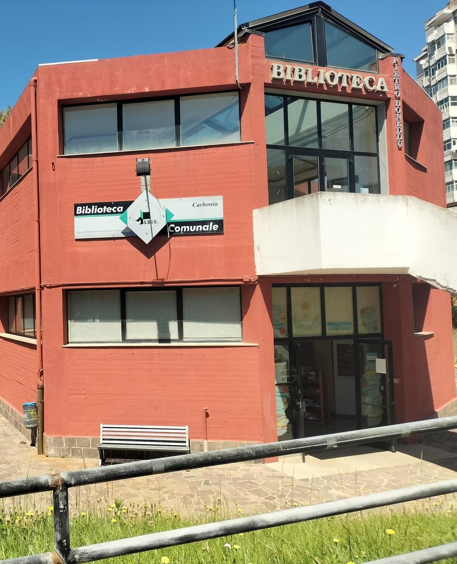 Interventi sul tetto-gruviera, la biblioteca diventa un cantiere