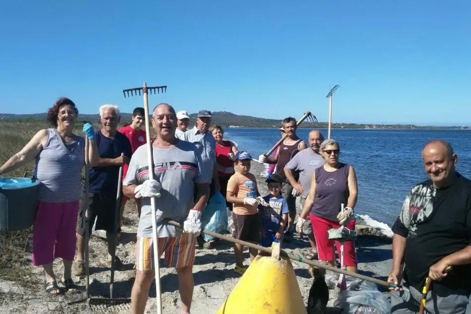 Volontari ripuliscono la spiaggia di Matzaccara