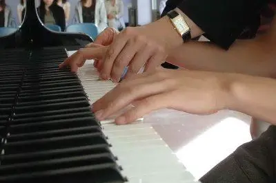 Un giovane suona il pianoforte
