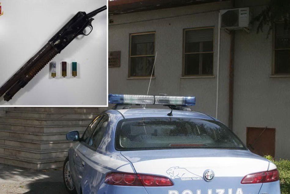 Un'auto della polizia (Archivio L'Unione Sarda) e, nel riquadro, il fucile sequestrato (foto questura)