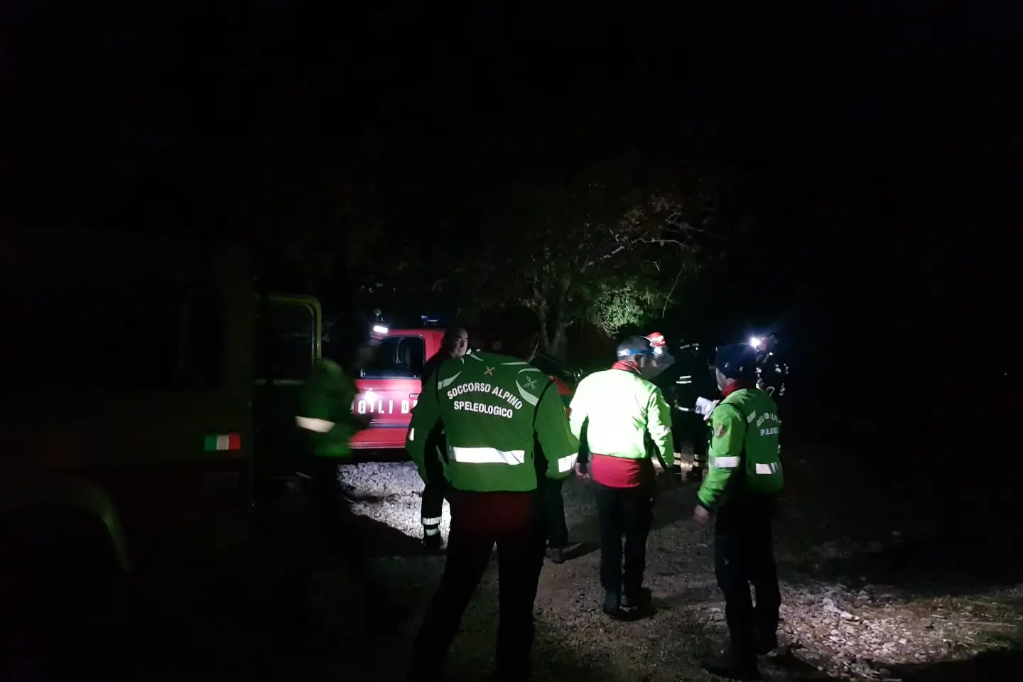 Vigili del fuoco e Soccorso alpino durante le fasi di recupero del cadavere (foto Secci)