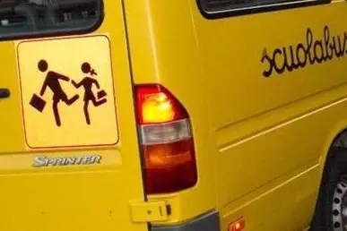 Uno scuolabus (foto Ansa)