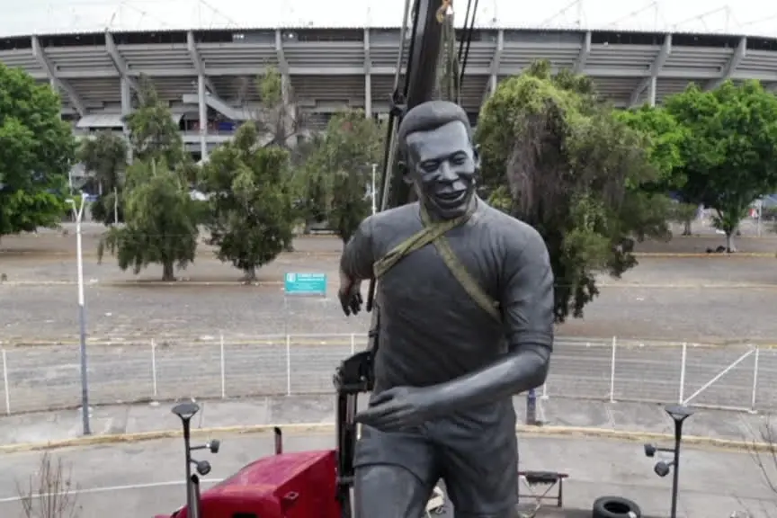 Monumento a Pelé leggenda del calcio brasiliano allo stadio Jalisco