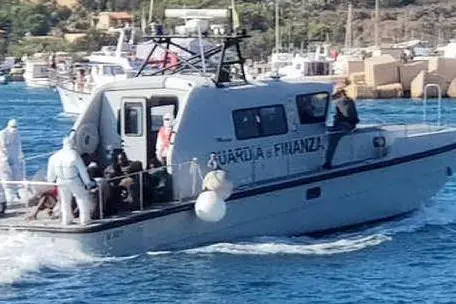 Una motovedetta della Guardia di Finanza (foto Ansa)