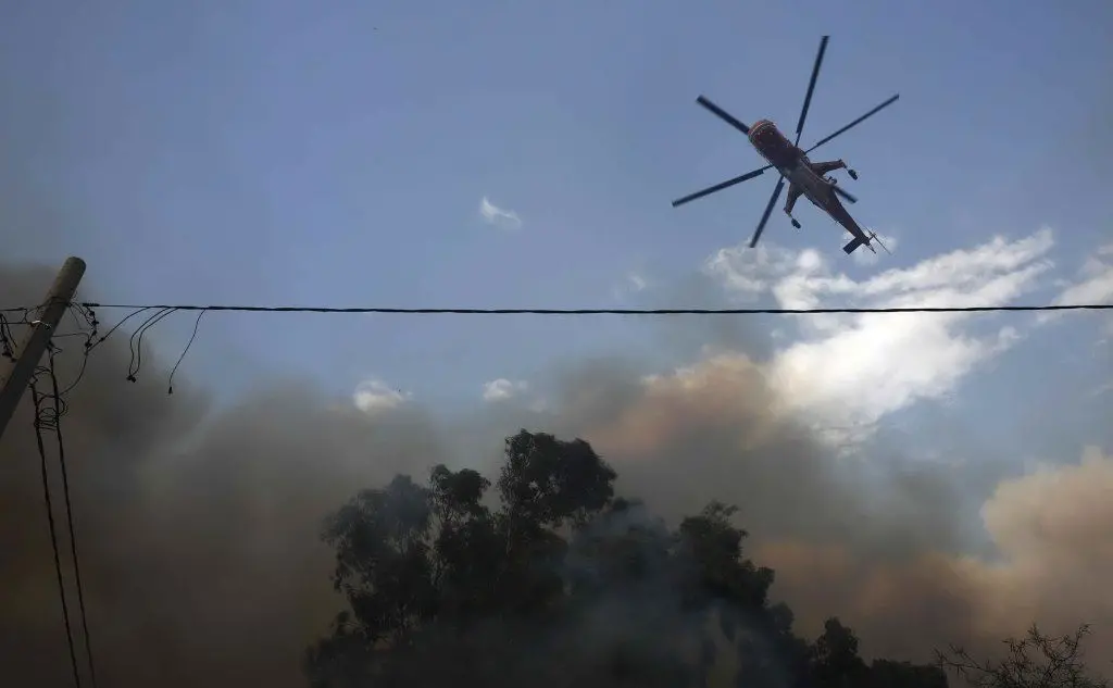 Un elicottero cerca di domare le fiamme