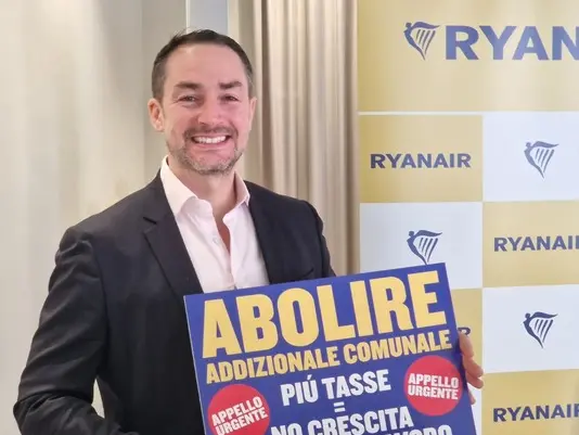 Ryanair reduziert die Flüge nach Nordsardinien: „Die Abschaffung des Zuschlags ist längst überfällig, und sie wird nicht für das ganze Jahr gelten.“ Jason McGuinness, Chief Commercial Officer di Ryanair