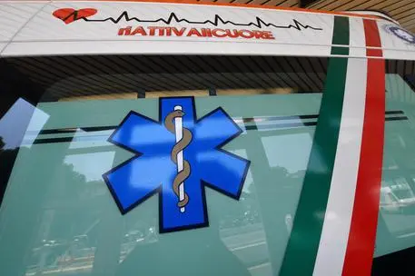 Un'ambulanza del 118 (Ansa - Zennaro)