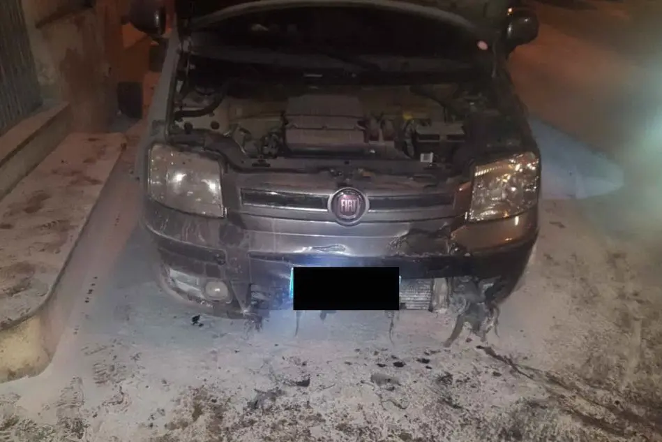 Una delle auto bruciate