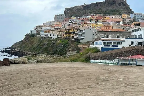 La pulizia sulle spiagge di Castelsardo (foto concessa)
