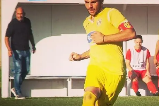 Paolo Atzeni, attaccante dell'Arborea, al via della diciottesima stagione con la maglia del suo paese (foto di Virgilio Alfano)