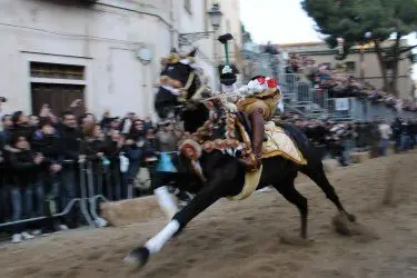 Un cavaliere in corsa durante la Sartiglia
