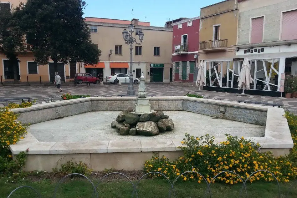 La fontana distrutta dai vandali
