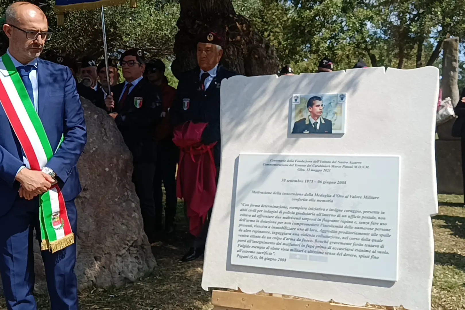 Il sindaco Andrea Pisanu davanti alla targa in marmo (foto Fabio Murru)