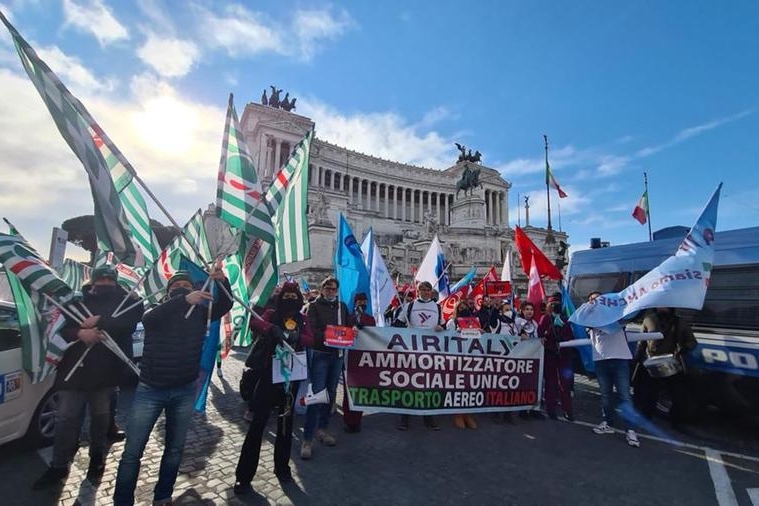 Una manifestazione dei lavoratori Air Italy a Roma (Ansa)