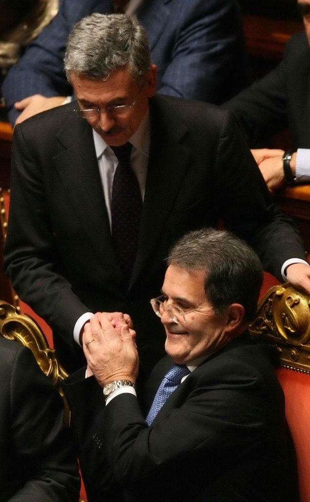 Stringe la mano a Romano Prodi (Ansa)