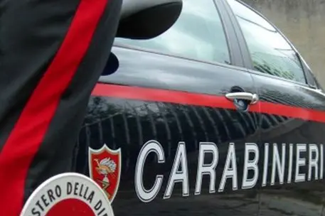 Foto carabinieri generica, auto con militare dell'Arma con paletta / Foto Carabinieri