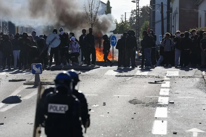 Protestano gli studenti in Francia, a Marsiglia preside aggredito e cosparso di benzina Anti-riot police face off with protesting students carrying out blockading action at the Lycee Kerichen secondary school, in Brest in western France, on October 1, 2026. Since late September, students have staged protests outside schools over grievances ranging from timetables, class sizes and a shortage of teachers to overheated classrooms during this year's heatwaves. The protests started in the Ile-de-France region around Paris but have now spread to other cities nationwide. (Photo by FRED TANNEAU / AFP)