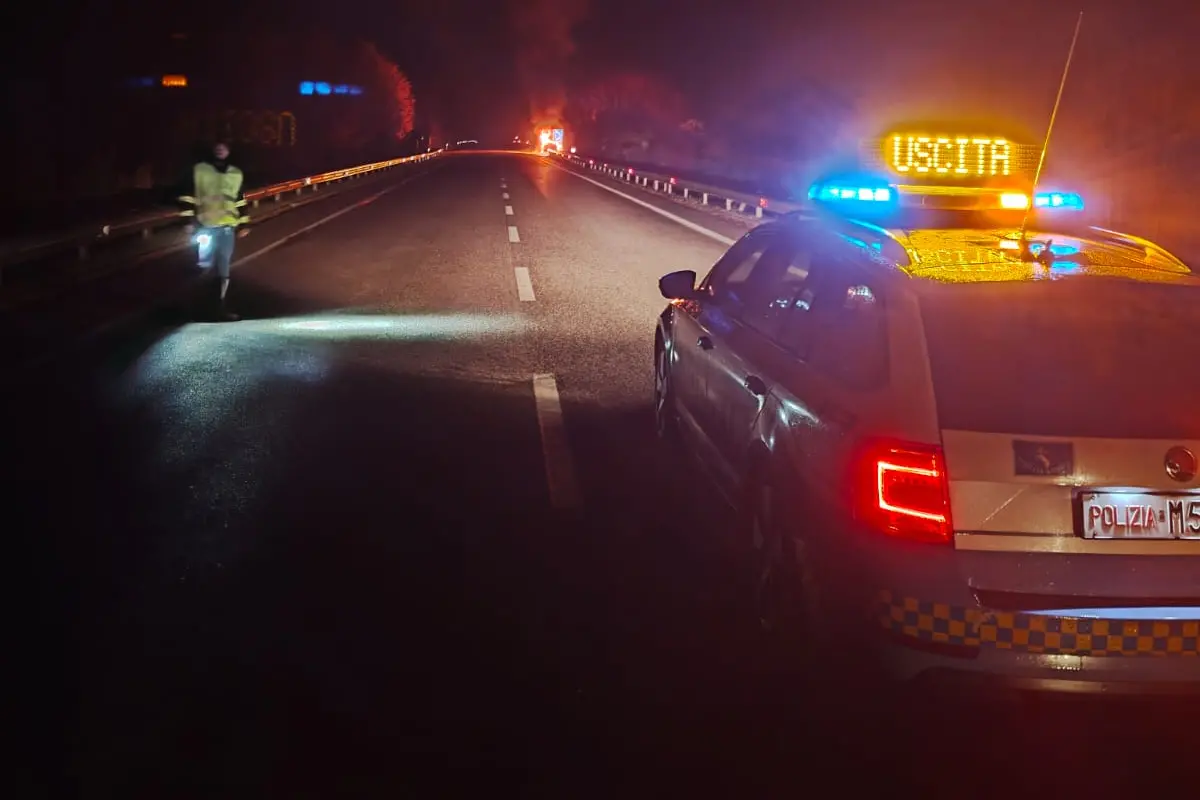 La polizia stradale sulla statale 389