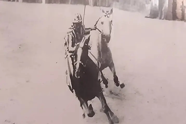 Arturo Deiana mentre tiene il cavallo scosso durante il Palio del 1966