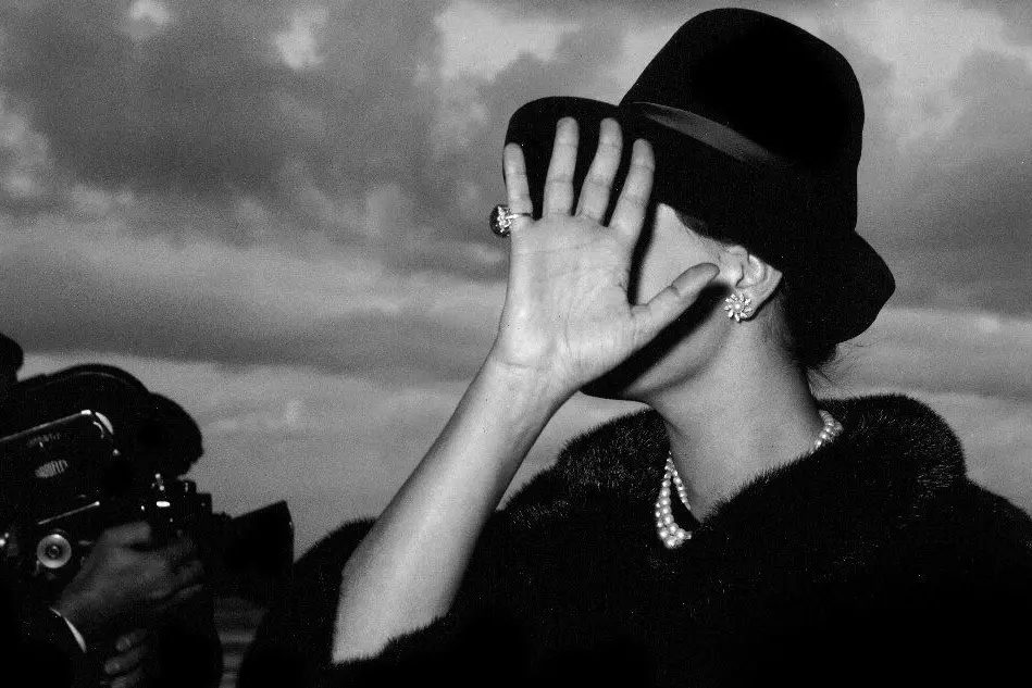 Sophia Loren all’aeroporto di
 Ciampino, 1961 Agenzia Dufoto Courtesy CAMERA
