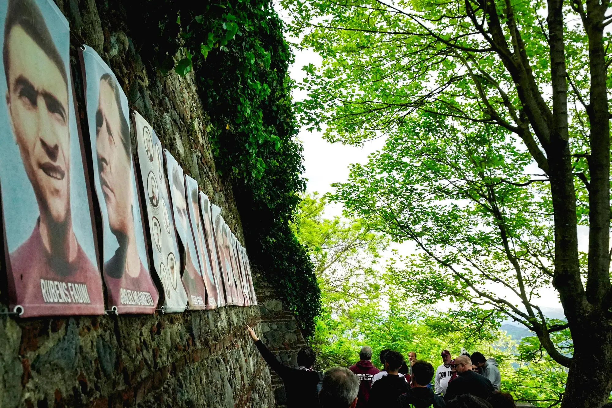 I tifosi granata, commemorano il 77/o anniversario tragedia del Grande Torino calcio a Superga (Ansa)