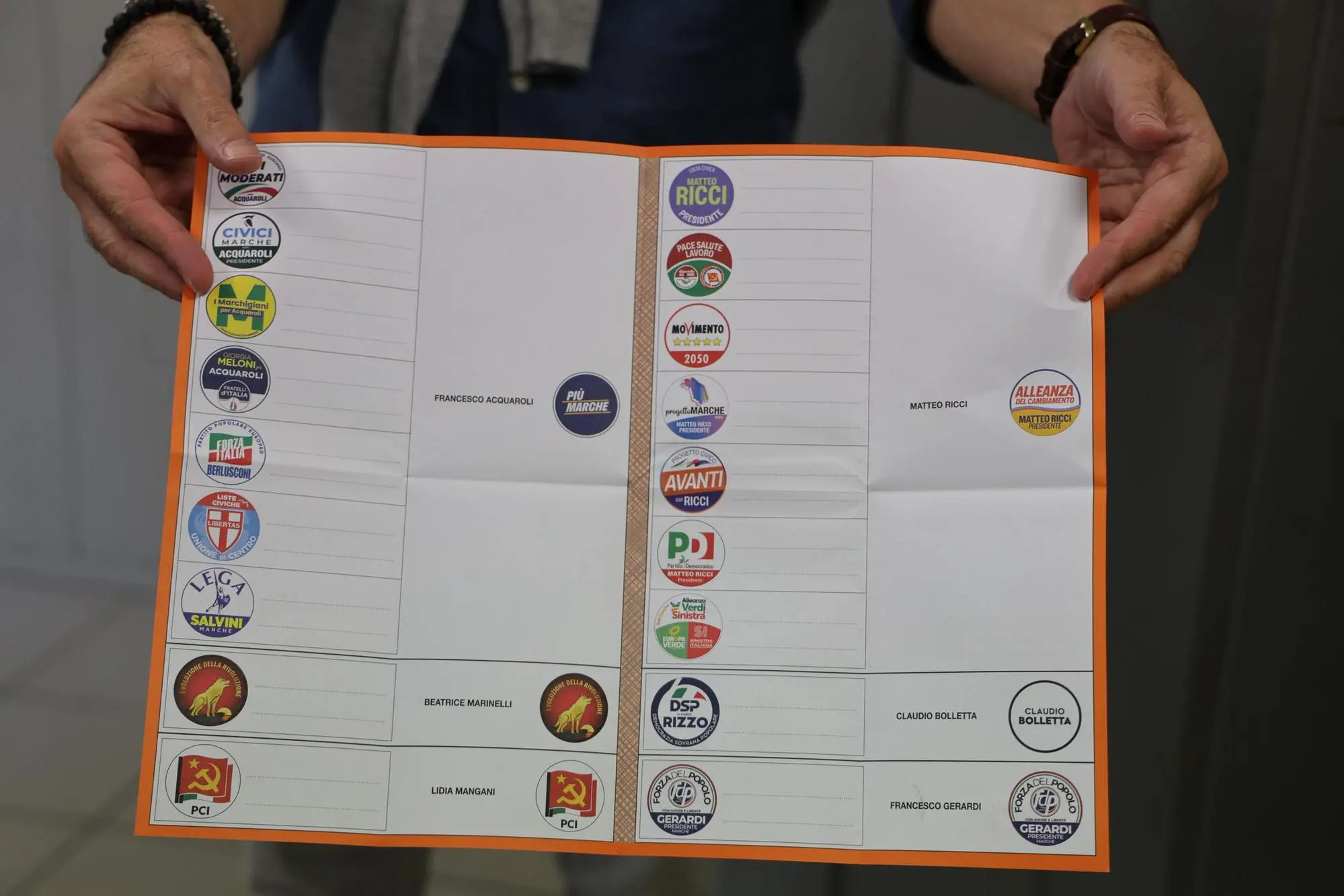 Operazioni di voto in un seggio ad Ancona, 28 settembre 2025. ANSA/GIANLUIGI BASILIETTI